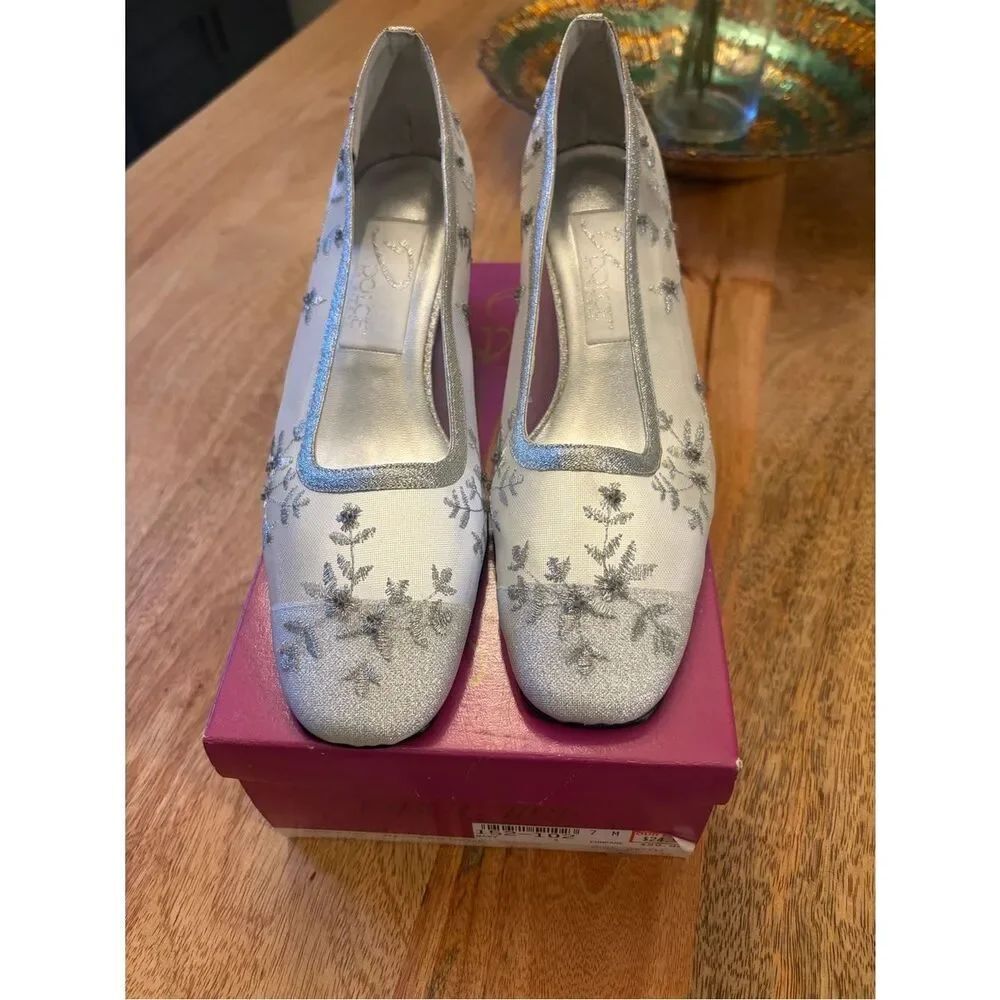 Dolce NWOT Elegant White & Silver mesh Embroidered formal heels. Size 7M.
